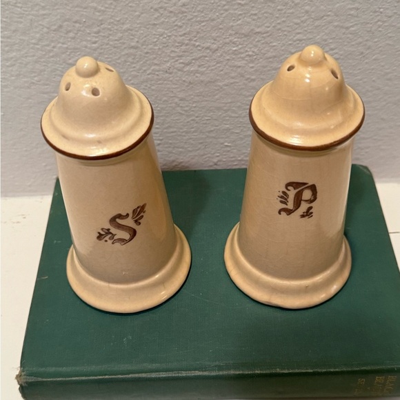 Vintage Pfaltzgraff Salt and Pepper Shakers Village Pattern - Picture 3 of 10